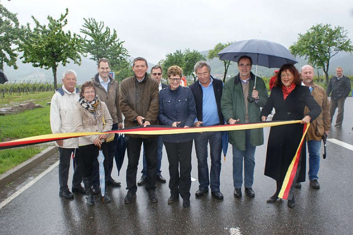 Symbolisch das Band durchschnitten und Verkehrsfreigabe auf der Kreisstraße 32 zwischen Maikammer und St. Martin.